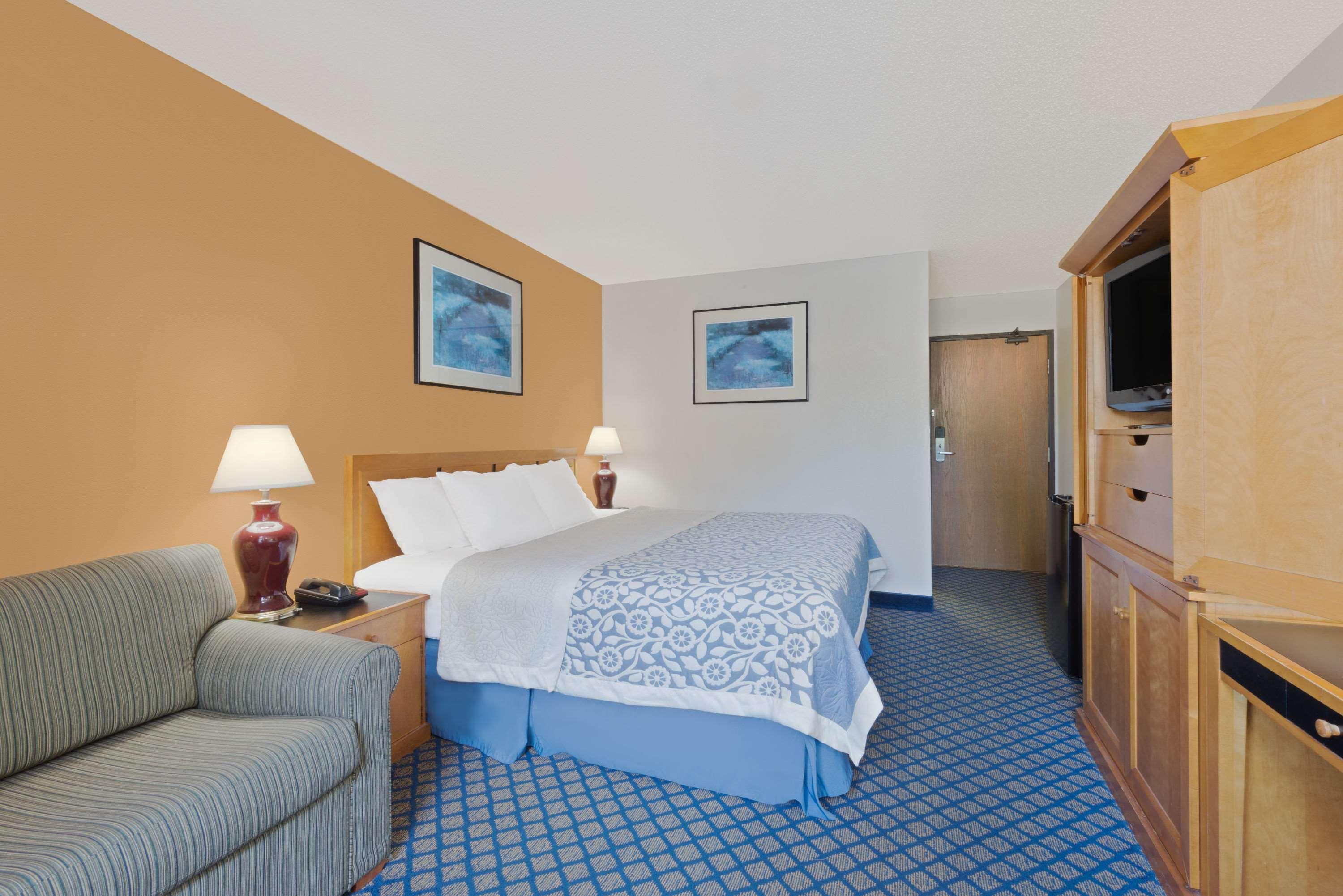 Days Inn By Wyndham Brunswick Bath Area Exterior photo