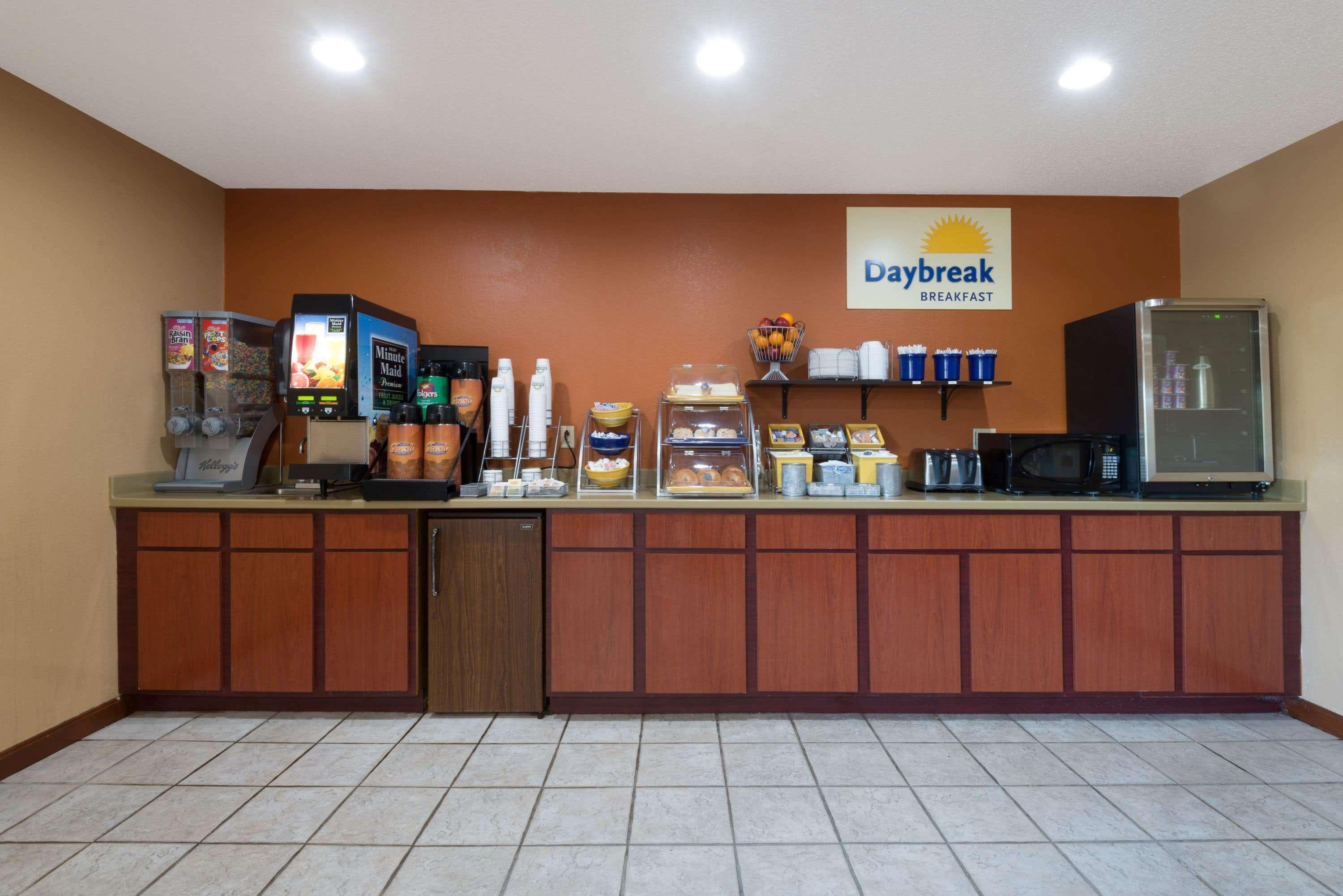 Days Inn By Wyndham Brunswick Bath Area Exterior photo