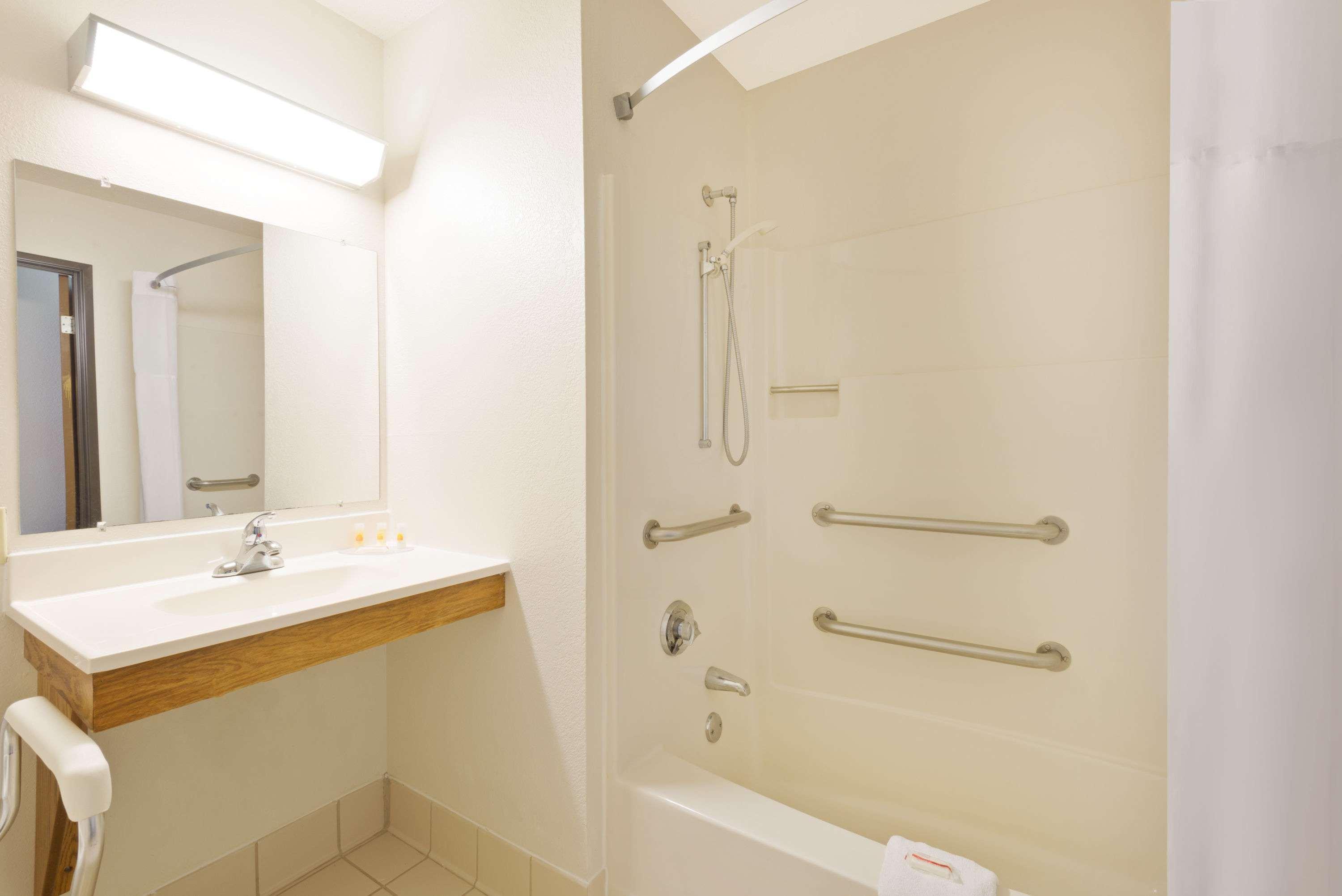 Days Inn By Wyndham Brunswick Bath Area Exterior photo